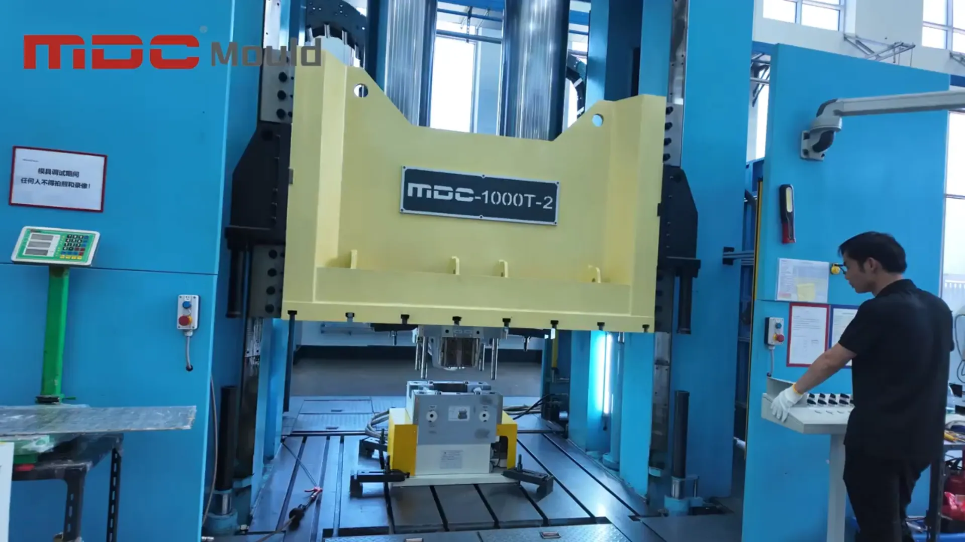 預(yù)熱模壓模具：提升復(fù)合材料模塑效率與質(zhì)量